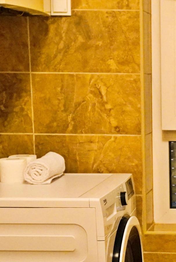 City Center Grand Apartment - Three-Bedroom, Free Parking Sarajewo Zewnętrze zdjęcie