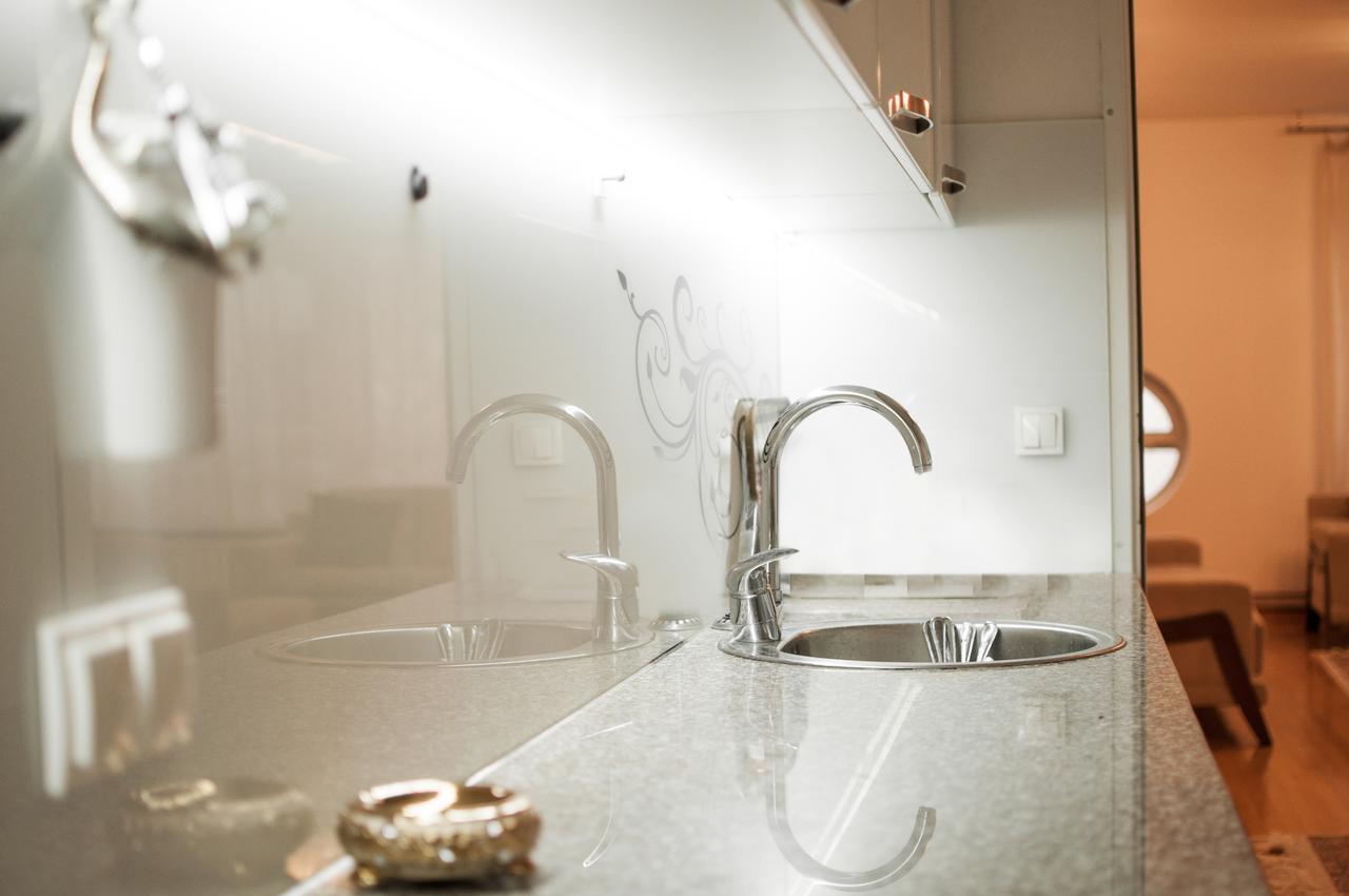 City Center Grand Apartment - Three-Bedroom, Free Parking Sarajewo Zewnętrze zdjęcie